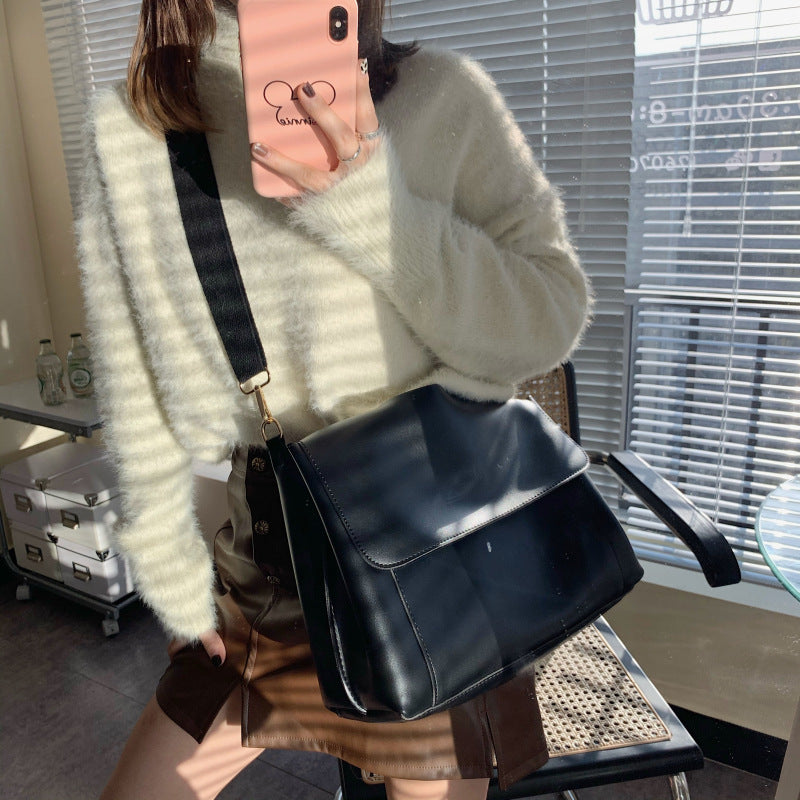 Versatile Retro Flap Armpit Bag